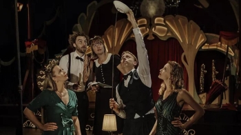 El show recupera el espíritu festivo de los teatros de variedades y cabarés 