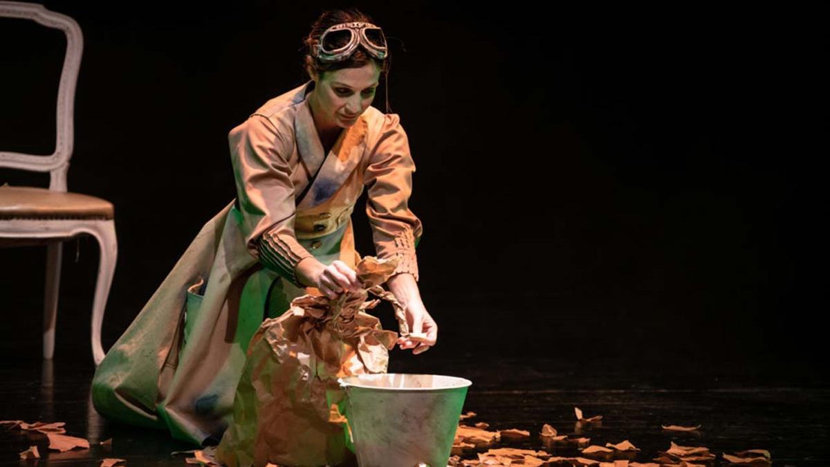 Un espectáculo familiar que usa movimientos y materiales en el escenario