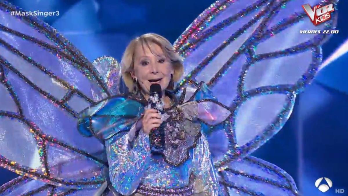 La ex política canto dos canciones en dos idiomas diferentes, francés e inglés