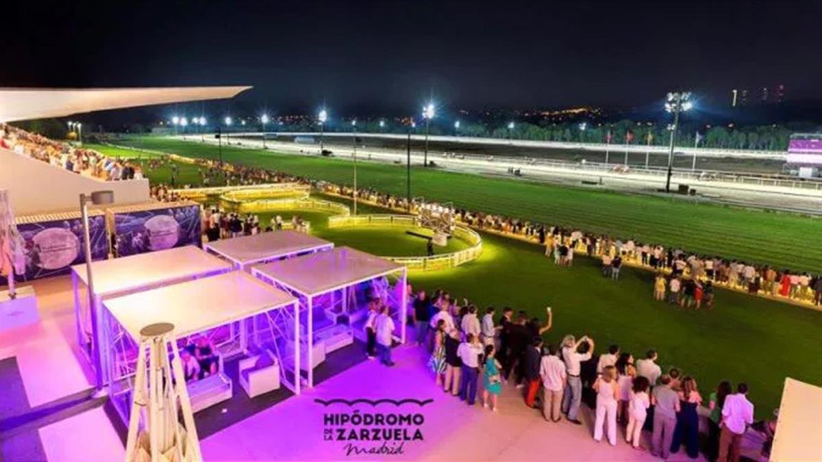 El Hipódromo de la Zarzuela cumple 35 años y para celebrarlo se llena de música, carreras nocturnas y gastronomía 