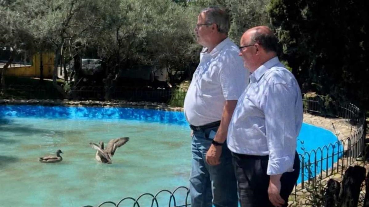 El alcalde ha visitado el estanque de los patos para comprobar la finalización de los trabajos de llenado