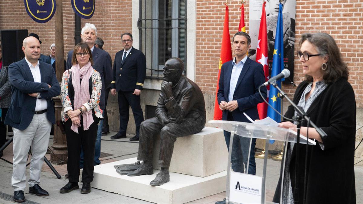 Una escultura de bronce, erigida por clamor popular, rinde homenaje al político y erudito alcalaíno