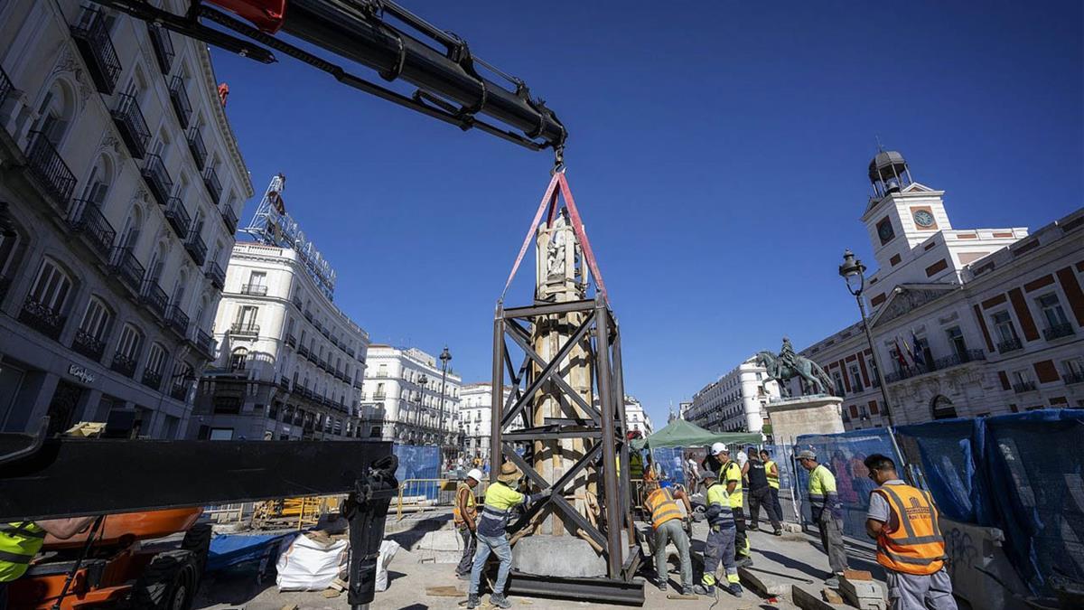 La escultura ocupará a partir de ahora el extremo occidental de la nueva alineación de bancos situada en el arco norte de la plaza