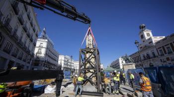 La escultura ocupará a partir de ahora el extremo occidental de la nueva alineación de bancos situada en el arco norte de la plaza