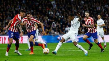 El Real Madrid gana con polémica el derbi copero, y se mete en semifinales