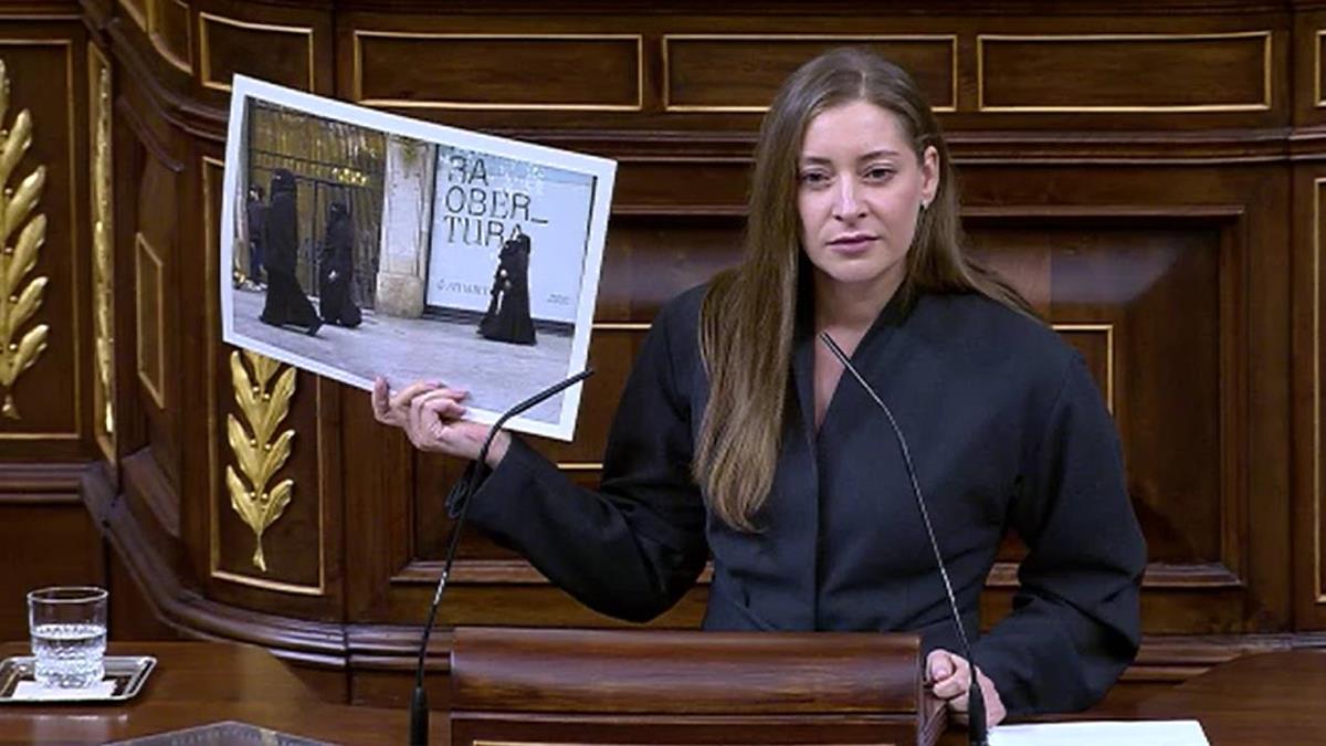 La portavoz del PP se niega a que, "bajo la coartada del respeto cultural", se normalice el uso del burka o el niqab
