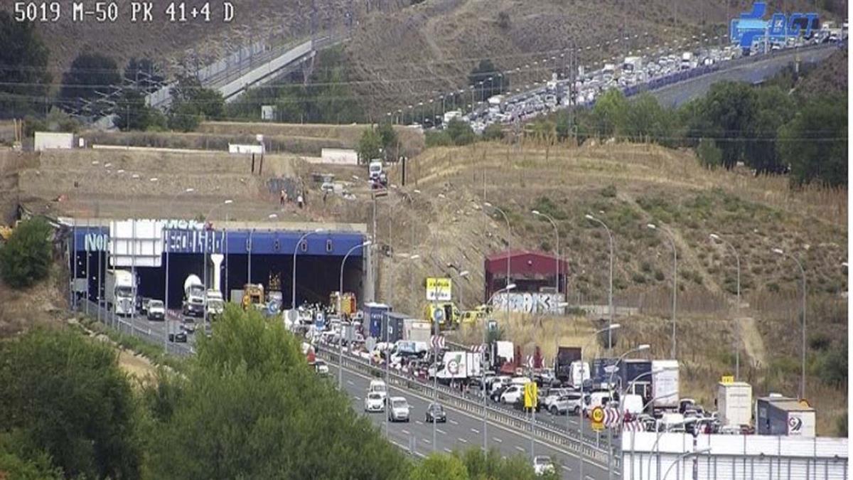 Un camión queda aplastado en la carretera