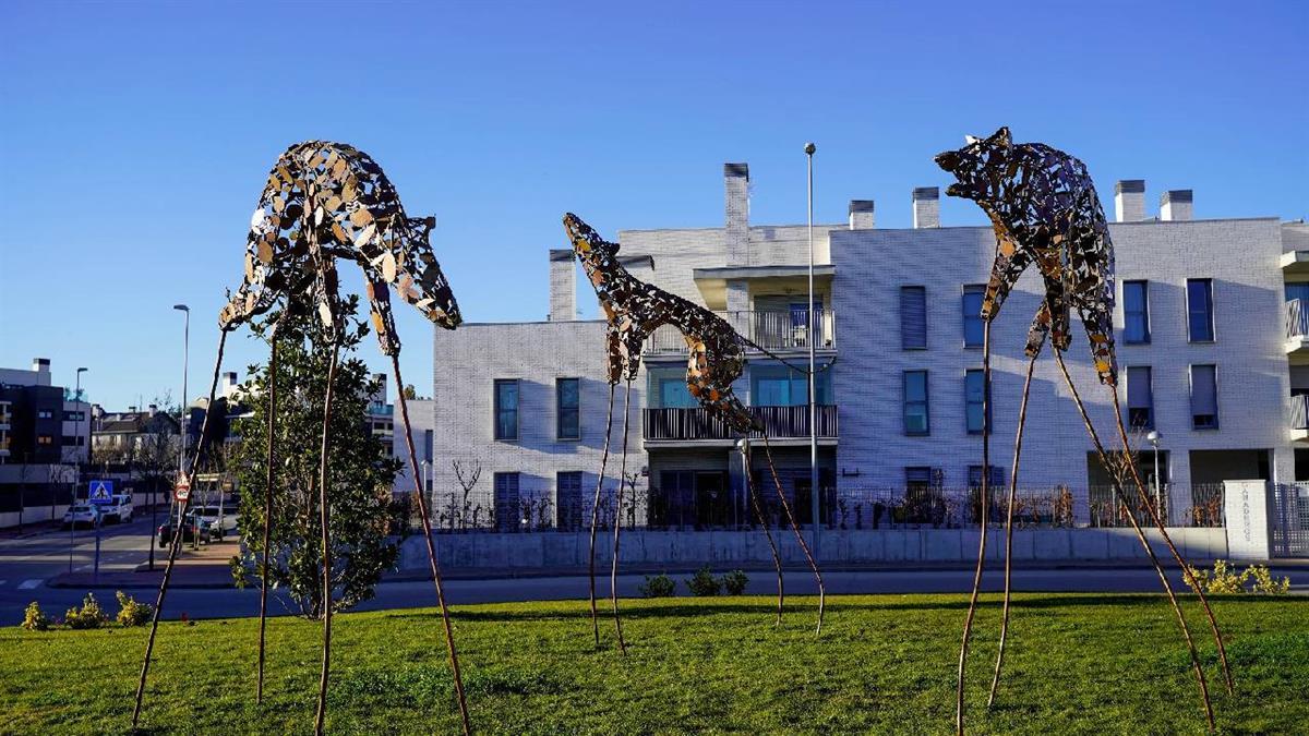 Se trata de una obra basada en la naturaleza, que une árboles y perros de manera armónica y creativa