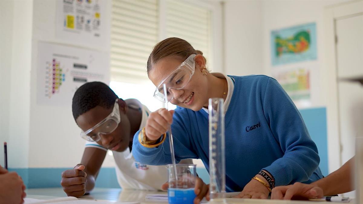 Una de las principales características diferenciadoras del sistema educativo americano es su enfoque en el desarrollo integral del alumno