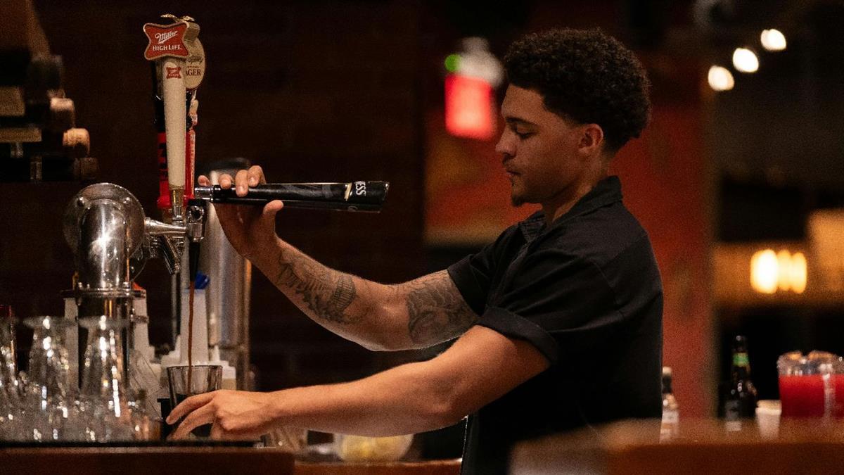 Un estudio de Fedea revela que los flujos migratorios han evitado que el envejecimiento y la baja natalidad reduzcan drásticamente la fuerza laboral y el crecimiento económico