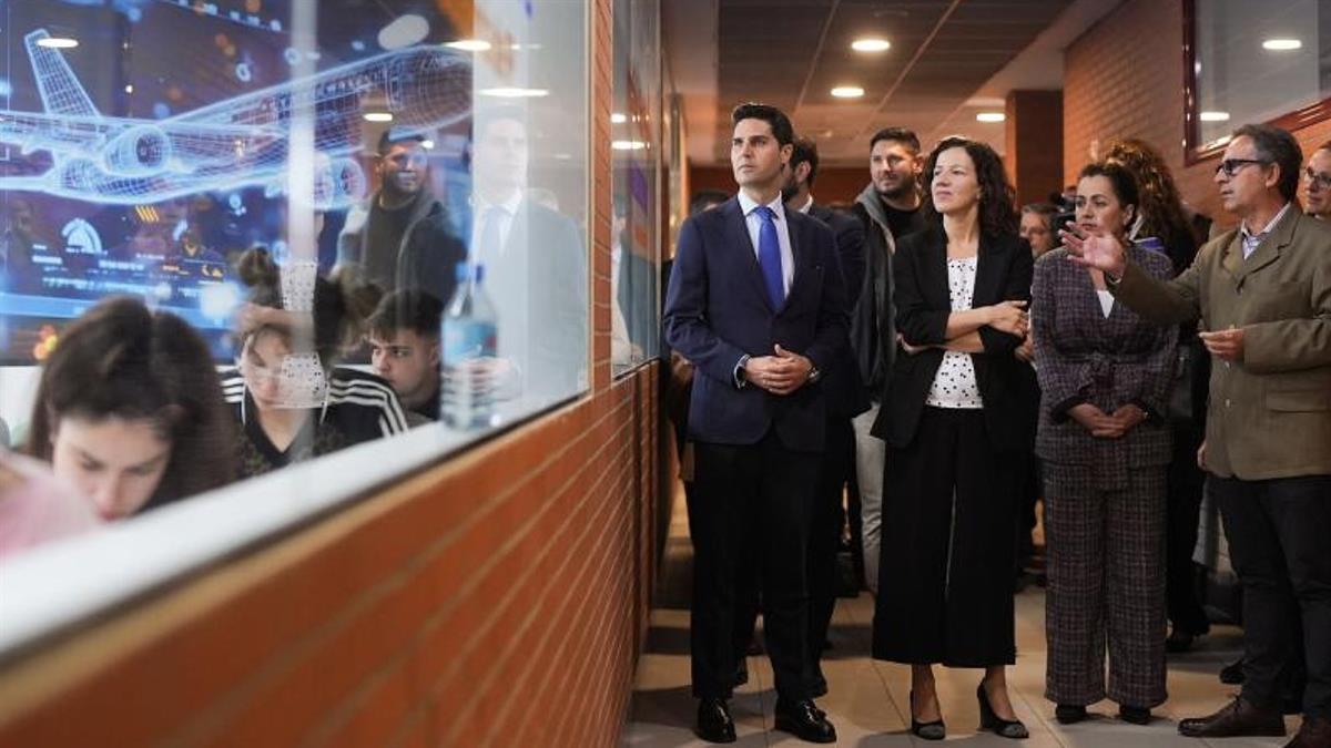 El consejero de Educación acompaña a la vicepresidenta de la Comisión Europea en la visita de uno de los centros
