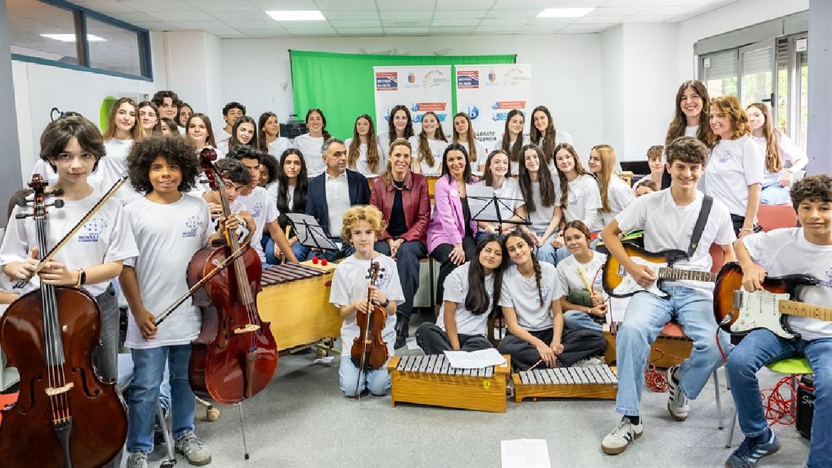 La alcaldesa y la consejera de Educación visitan el instituto Gerardo Diego para conocer sus proyectos europeos
