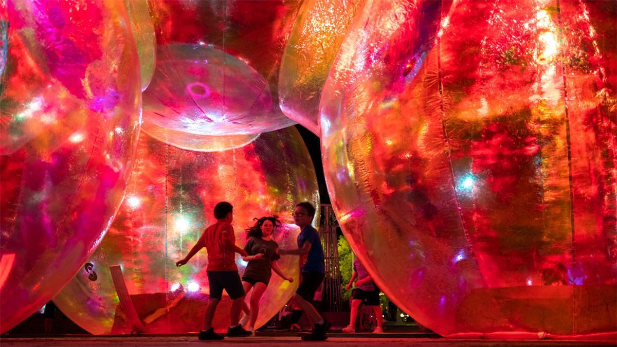 La plaza se llenará de esferas de gran tamaño transparentes cuyo material descompone la luz en un arcoíris de diferentes colores
