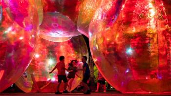 La plaza se llenará de esferas de gran tamaño transparentes cuyo material descompone la luz en un arcoíris de diferentes colores
