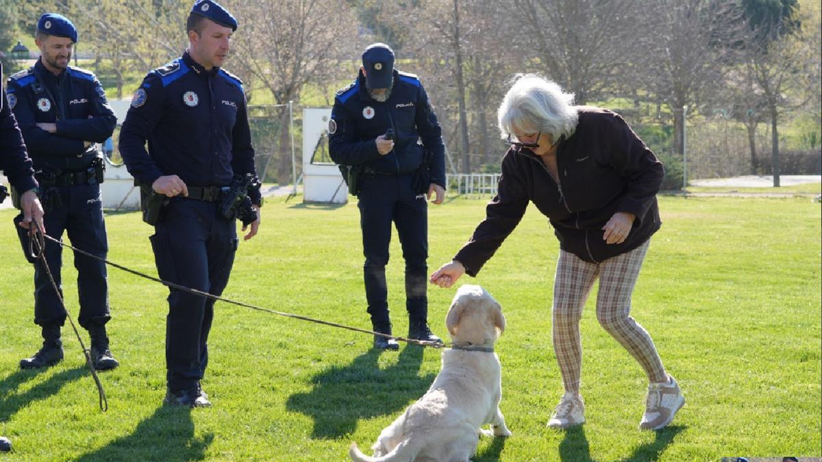 La Unidad Canina de Policía Municipal realiza una exhibición en el Parque Prado Ovejero

