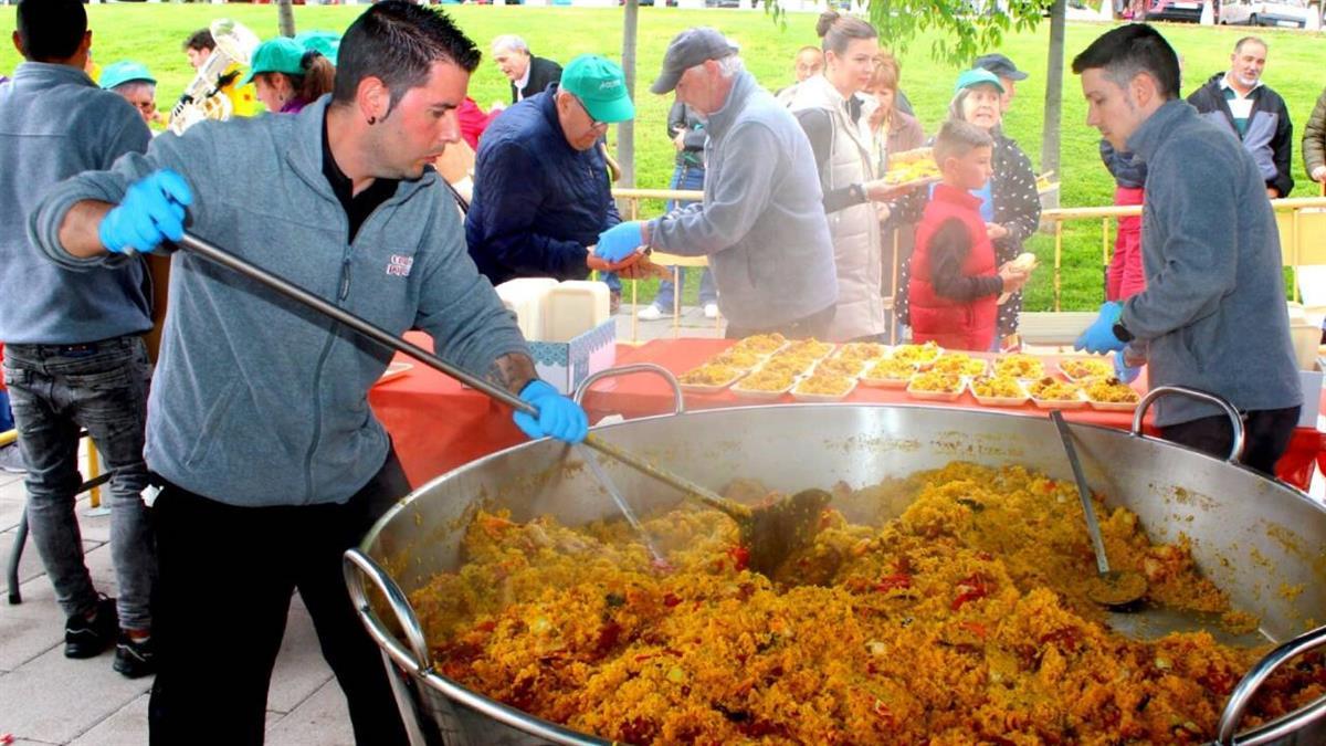 Más de 700 personas disfrutaron de la tradicional 'paellada' 