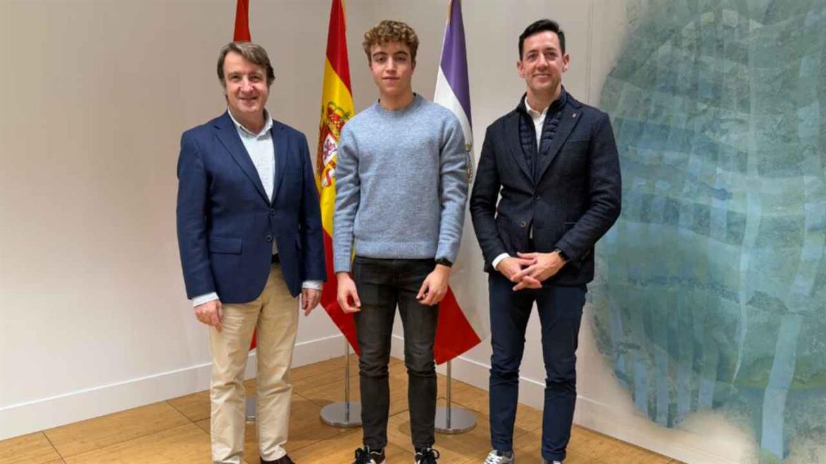 Jesús Moreno y Eduardo Lorca han recibido al joven esgrimista en el ayuntamiento 