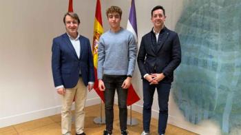 Jesús Moreno y Eduardo Lorca han recibido al joven esgrimista en el ayuntamiento 