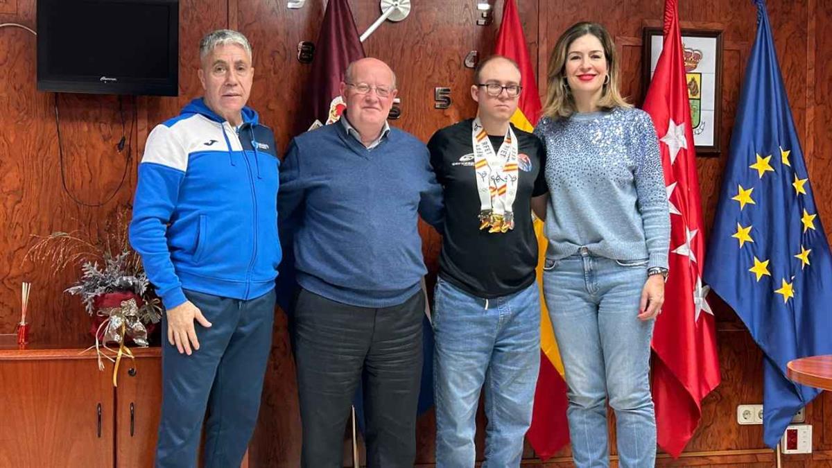 El deportista fue recibido en el ayuntamiento por el alcalde y la concejala de Deportes