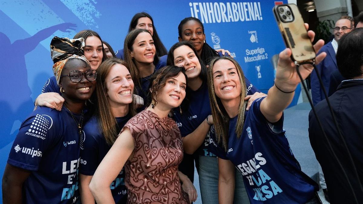 La presidenta ha recibido a los clubes de voleibol y baloncesto tras conseguir sus ascensos de categoría