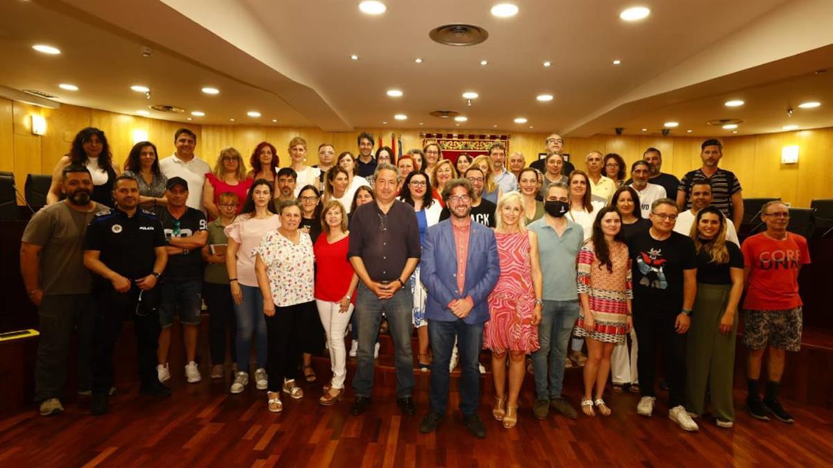 El alcalde galardona a 32 personas, en situación de desempleo, por su trabajo en el ayuntamiento