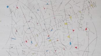 De sus piezas emergen elementos geométricos y lineales