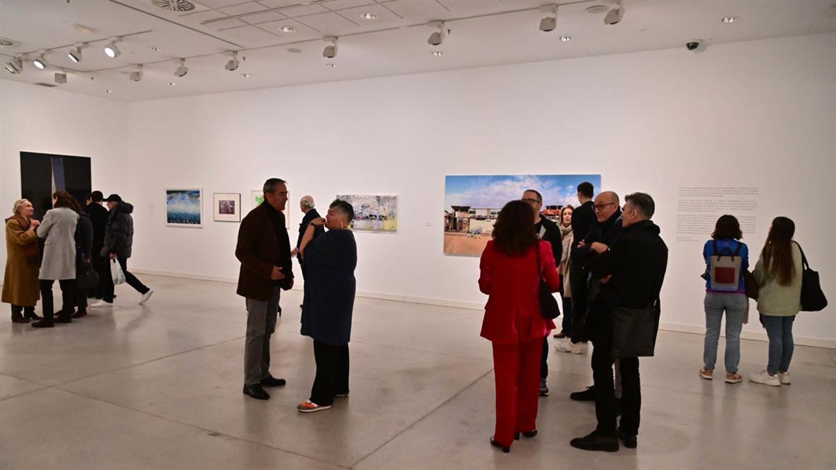 Llega una exposición que une fotografías y obras de pintura