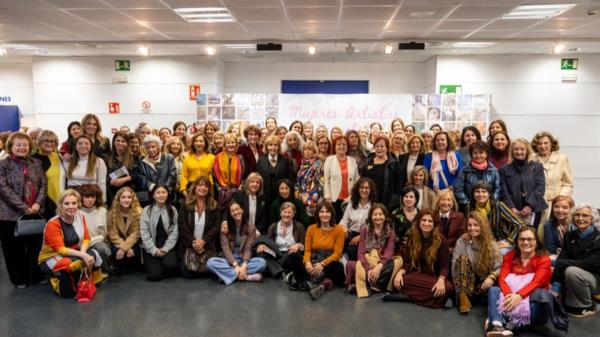 Una exposición reúne el talento de un centenar de pozueleras