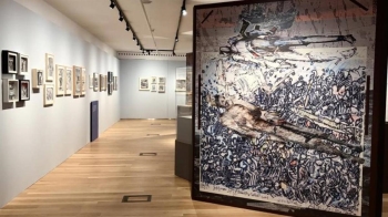 Una exposición recoge collages escenográficos concebidos como espacios narrativos 