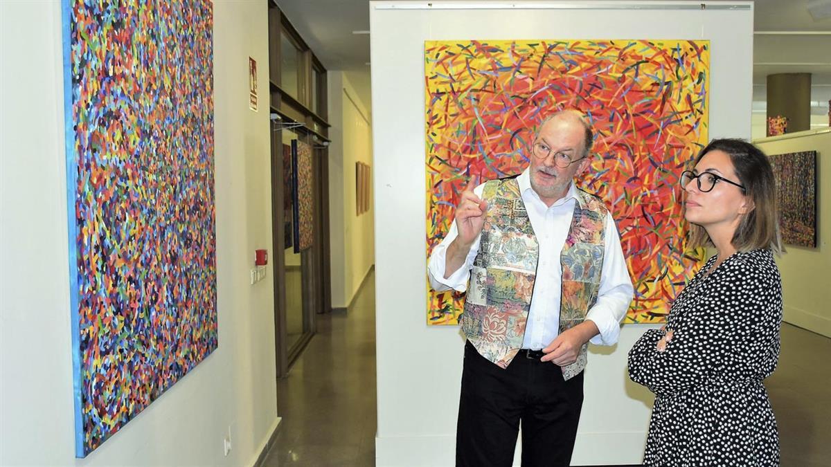 El artista propone un viaje a través de la luz y el color