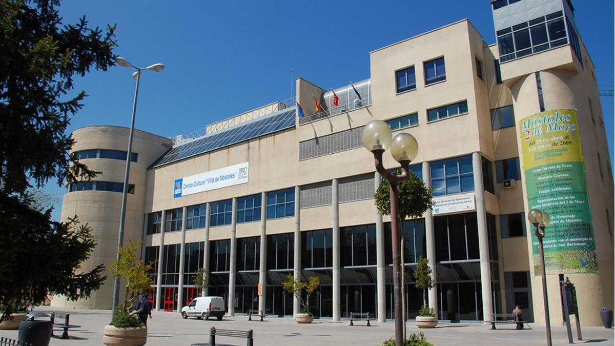 La muestra está compuesta de 24 obras de técnica mixta sobre cartón fallero