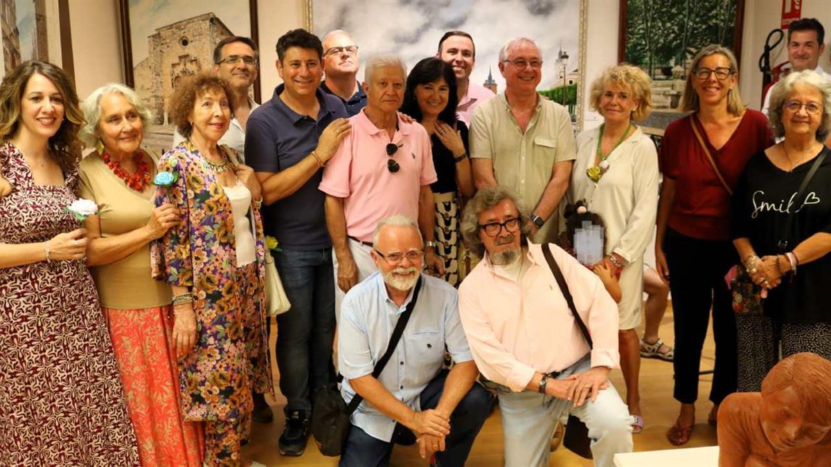 Con obras de varios pintores y escultores de la ciudad
