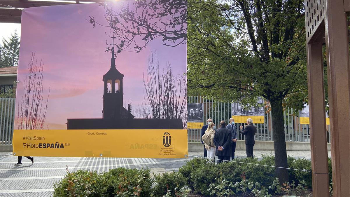 La muestra, instalada al aire libre en el entorno de la Casa de la Cultura, recoge 24 imágenes de rincones de España y Majadahonda