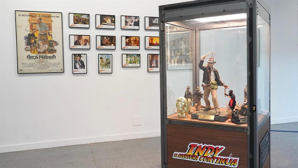 La exposición 'Indy. La aventura continúa' cuenta con figuras, material promocional y merchandising 