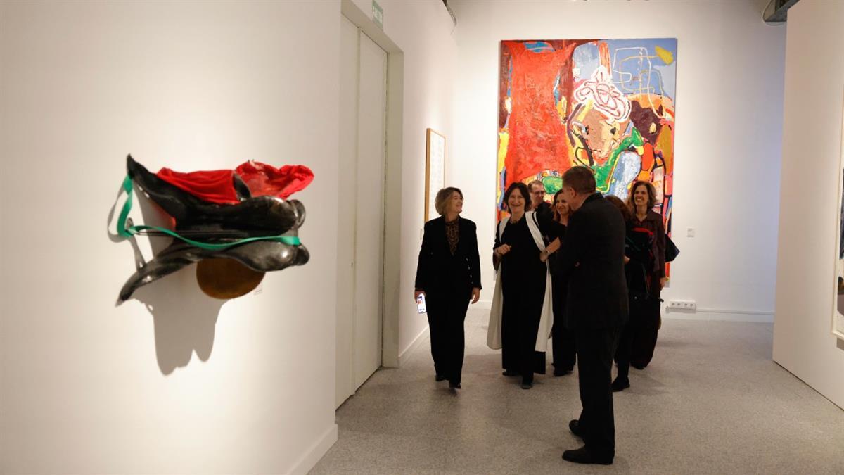 La muestra reúne un centenar de obras de pintura, fotografía, dibujo, escultura, vídeo e instalación