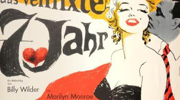 Cuenta con fotografías, carteles, ilustraciones y reinterpretaciones artísticas