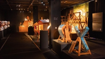 La muestra descubre al visitante los ingenios escénicos del pasado