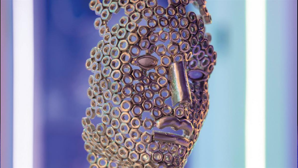 El metal se transforma en arte en 'Nutskull. Forma, cuerpo y materia'