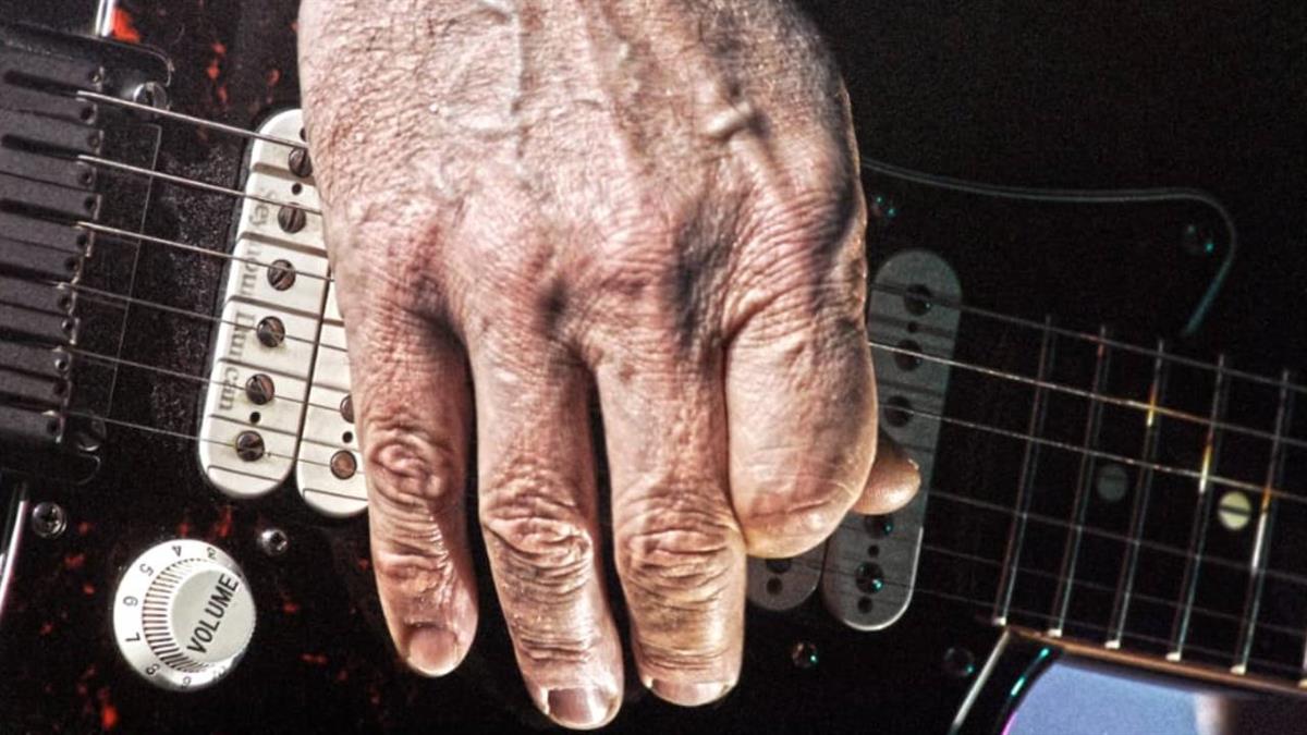 La muestra incluye fotografías, cartelería, entradas y pases, entre otros