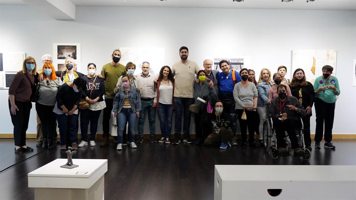 Se trata de una propuesta que gira en torno al contraste del mundo que nos rodea