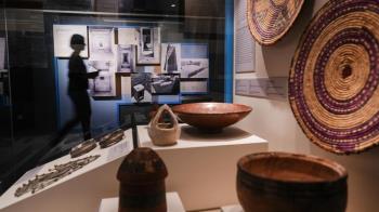 La muestra recoge fotografías y documentos de la historia del monumento