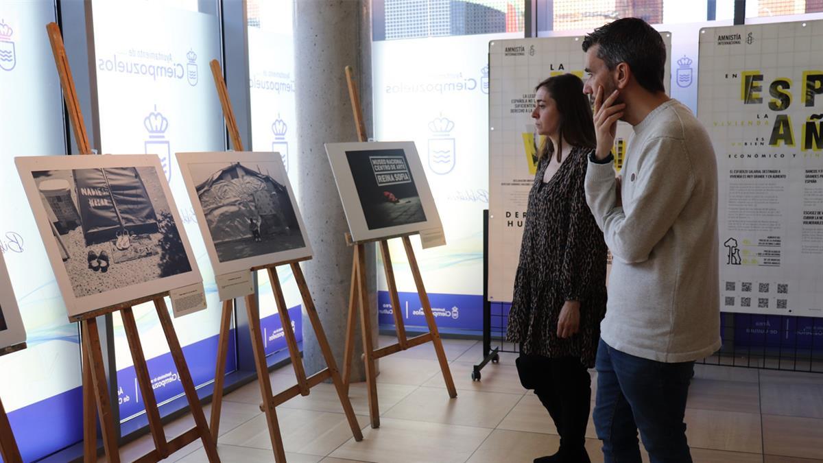 La alcaldesa y el concejal de Cultura inauguraron ayer la exposición que pone en el foco el derecho a la vivienda