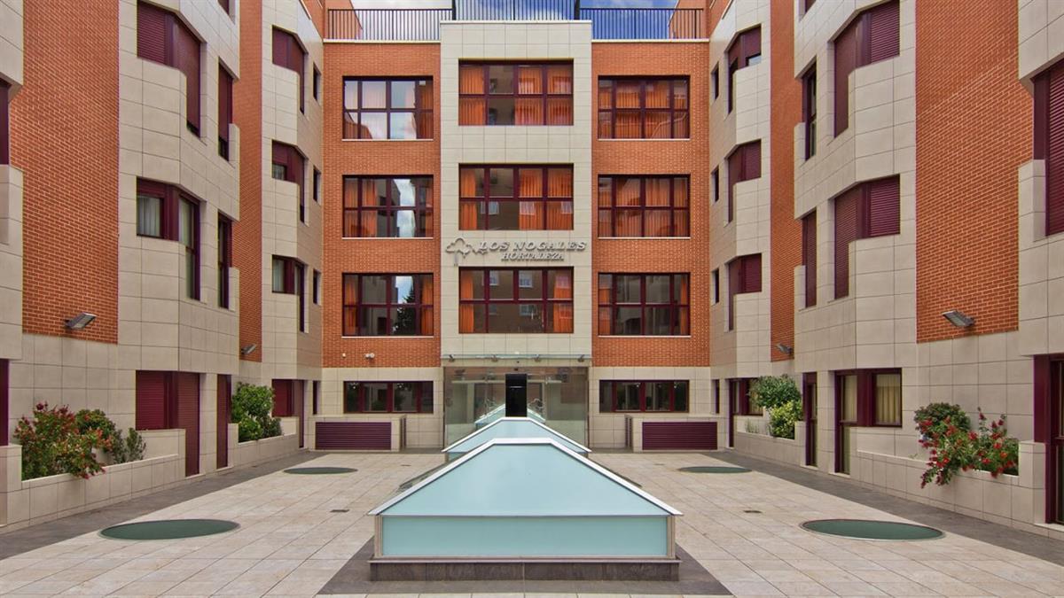 Los trabajadores sociales se la encontraron sentada en un banco sin sus pertenencias 