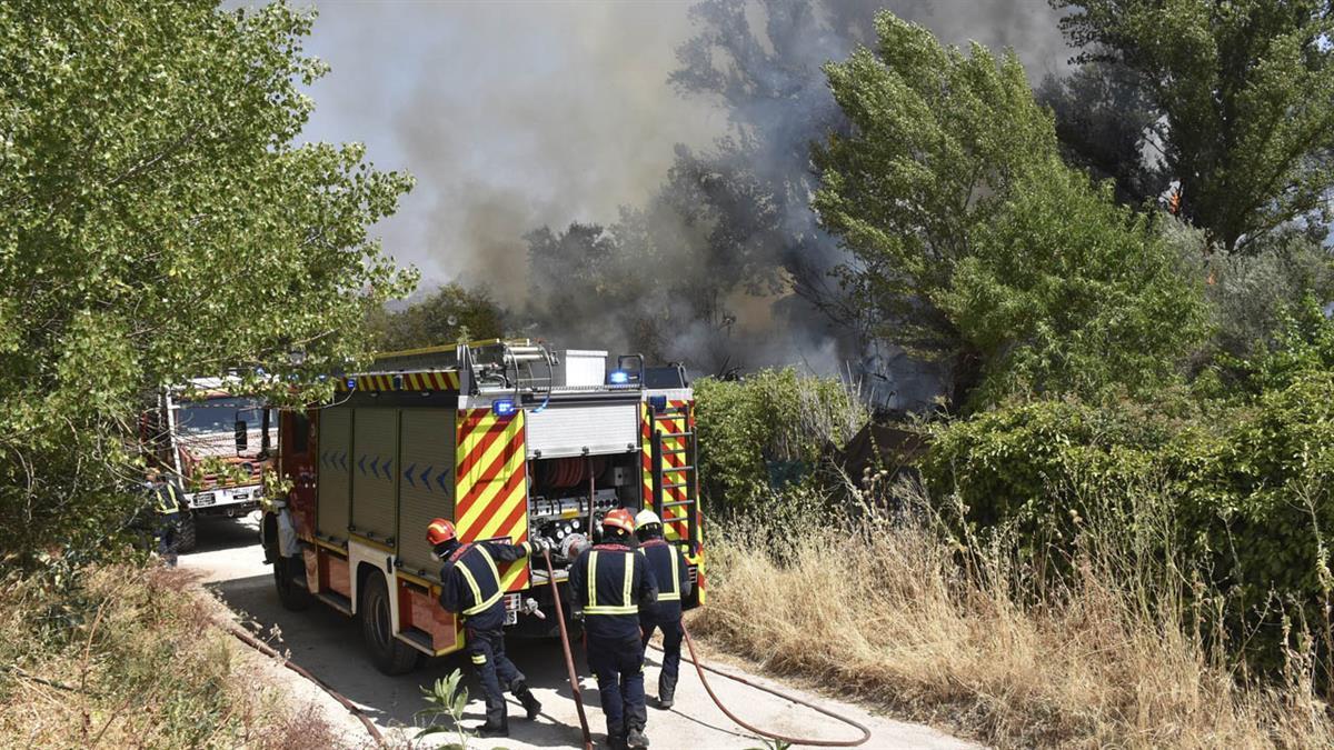 El viento causó varios focos secundarios, extendiéndose hasta el camino de Boadilla 