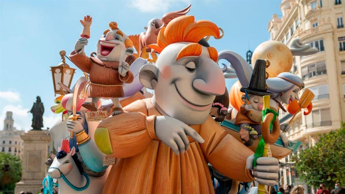 Un centenar de ninots, trajes falleros y carteles, en una exposición Patrimonio Cultural Inmaterial de la Humanidad