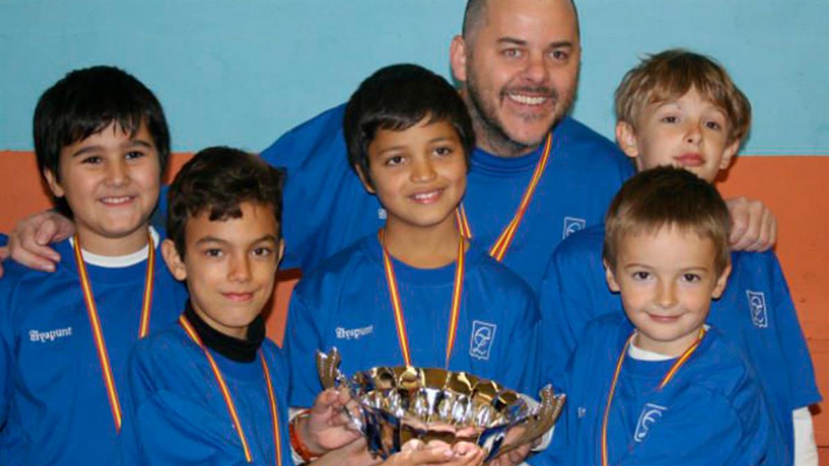 Más de 300 personas despidieron al profesor de música y ajedrez