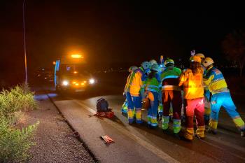 Otra menor ha sido ingresada con pronóstico grave y los integrantes del otro vehículo implicado se dieron a la fuga