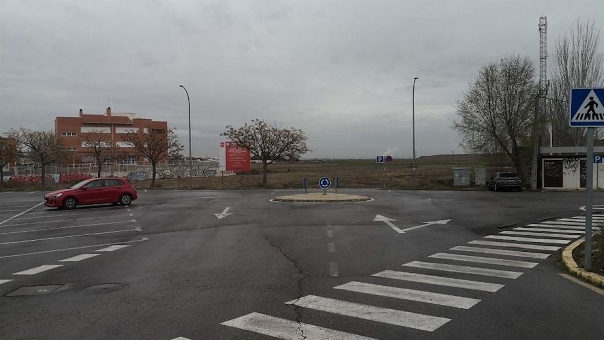 Las obras del Sector E han reducido drásticamente las plazas de parking y los vecinos piden soluciones mientras acusan al Ayuntamiento de desentenderse del problema