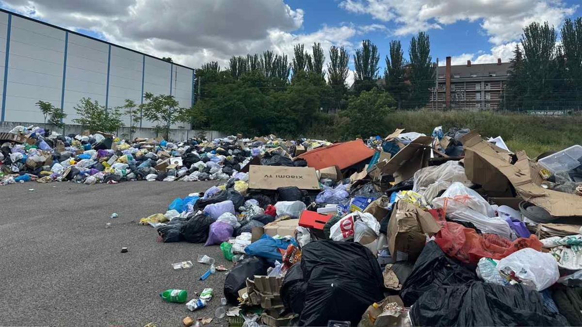 El Partido Popular denuncia que "se está creando un vertedero a la entrada del municipio"