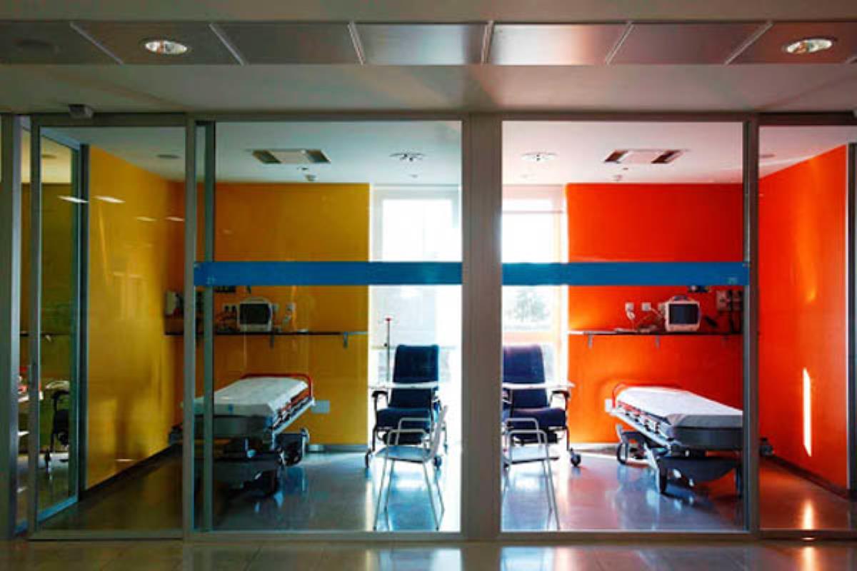 Los profesionales del Hospital de Alcalá reclaman más medios y contrataciones de personal sanitario a la Administración para hacer frente a los contagios